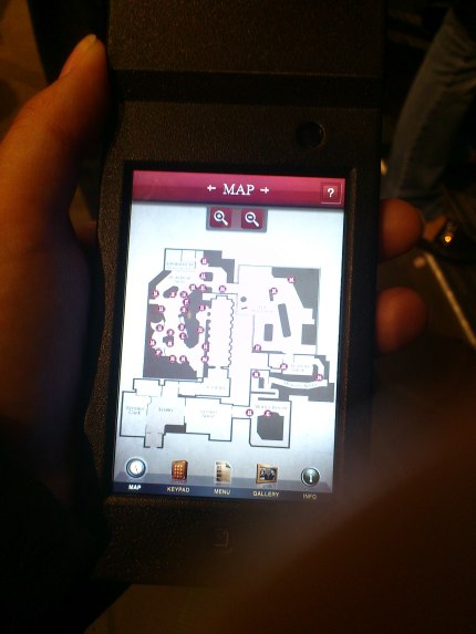 La guía digital es una especie de tablet con la interfaz del mapa de los merodeadores. 